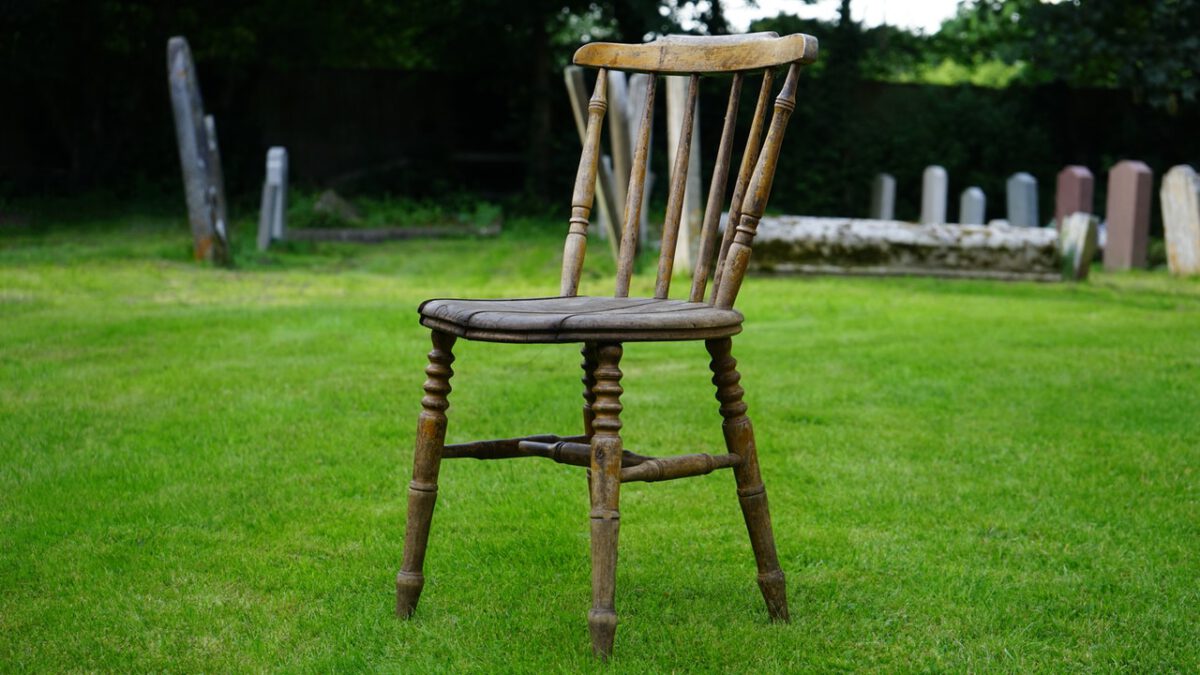 krzesło w ogrodzie